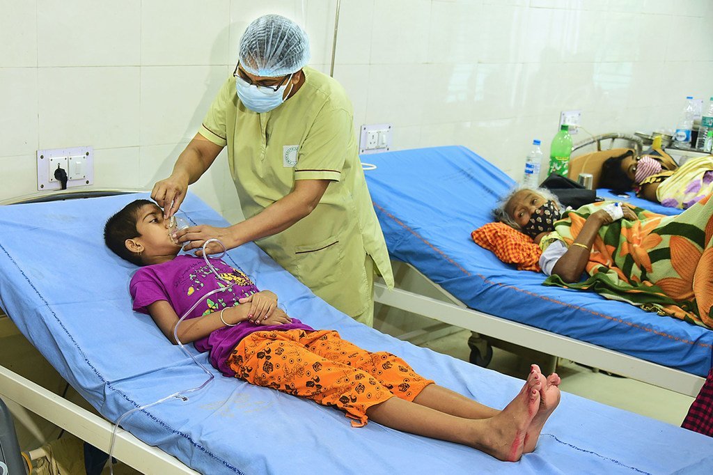 一名儿童在印度西孟加拉邦的一家医院接受氧气治疗。(资料图片)